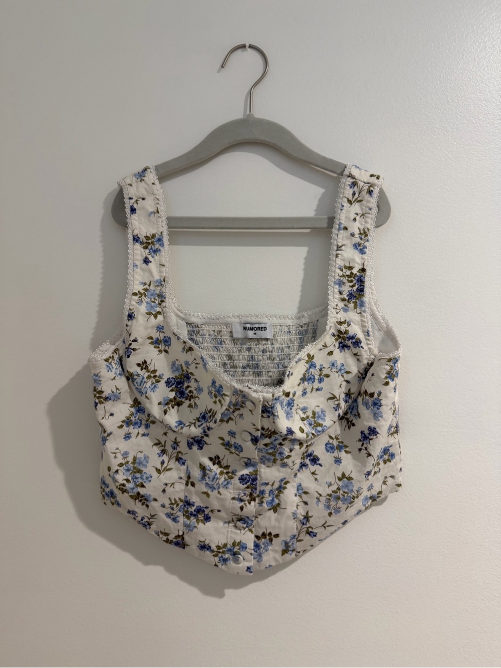 Rumored White Floral Button-Front Cropped Cami with Blue Flowers